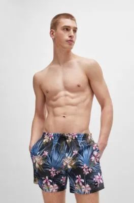 Bañador tipo shorts con forro integral y estampado de temporada