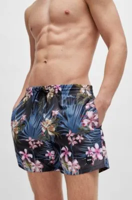 Bañador tipo shorts con forro integral y estampado de temporada