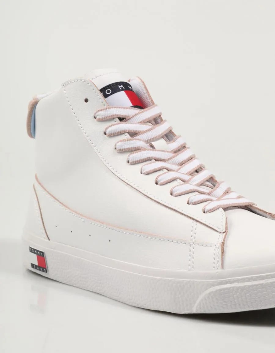  baskets TOMMY HILFIGER Tommy Jeans Mid Leather Varsity en Blanc 79905