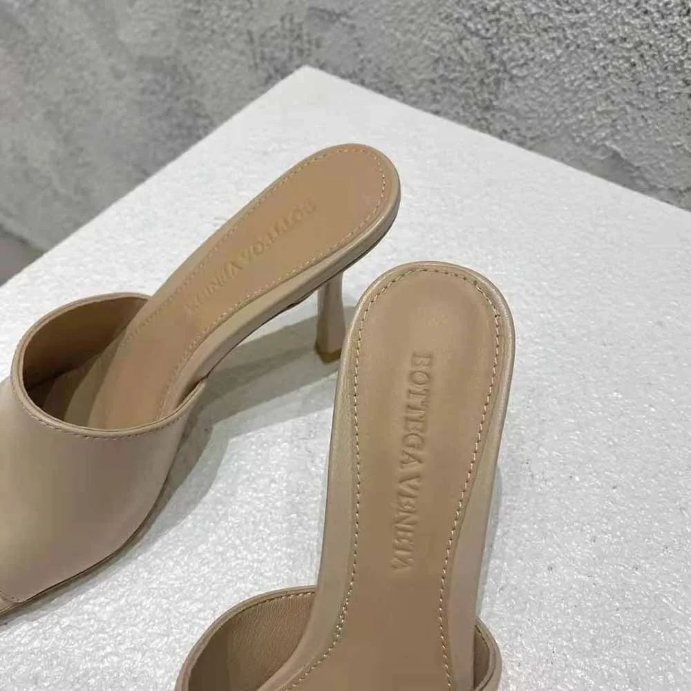 Bottega Veneta Mules de mujer de piel de montar elástica con tacón de 9 cm de altura