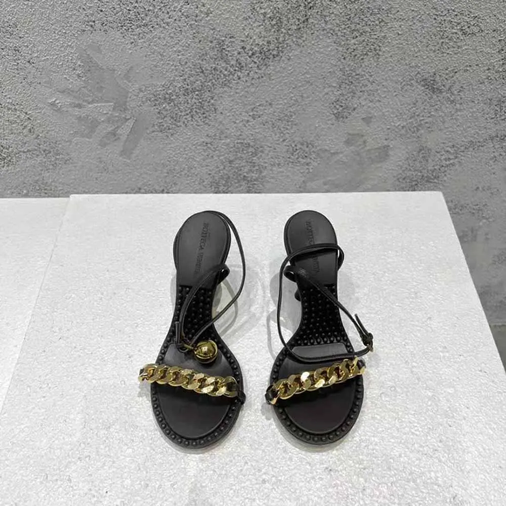 Bottega Veneta Sandalias de mujer de piel negra con lunares y tacón de 9 cm de altura