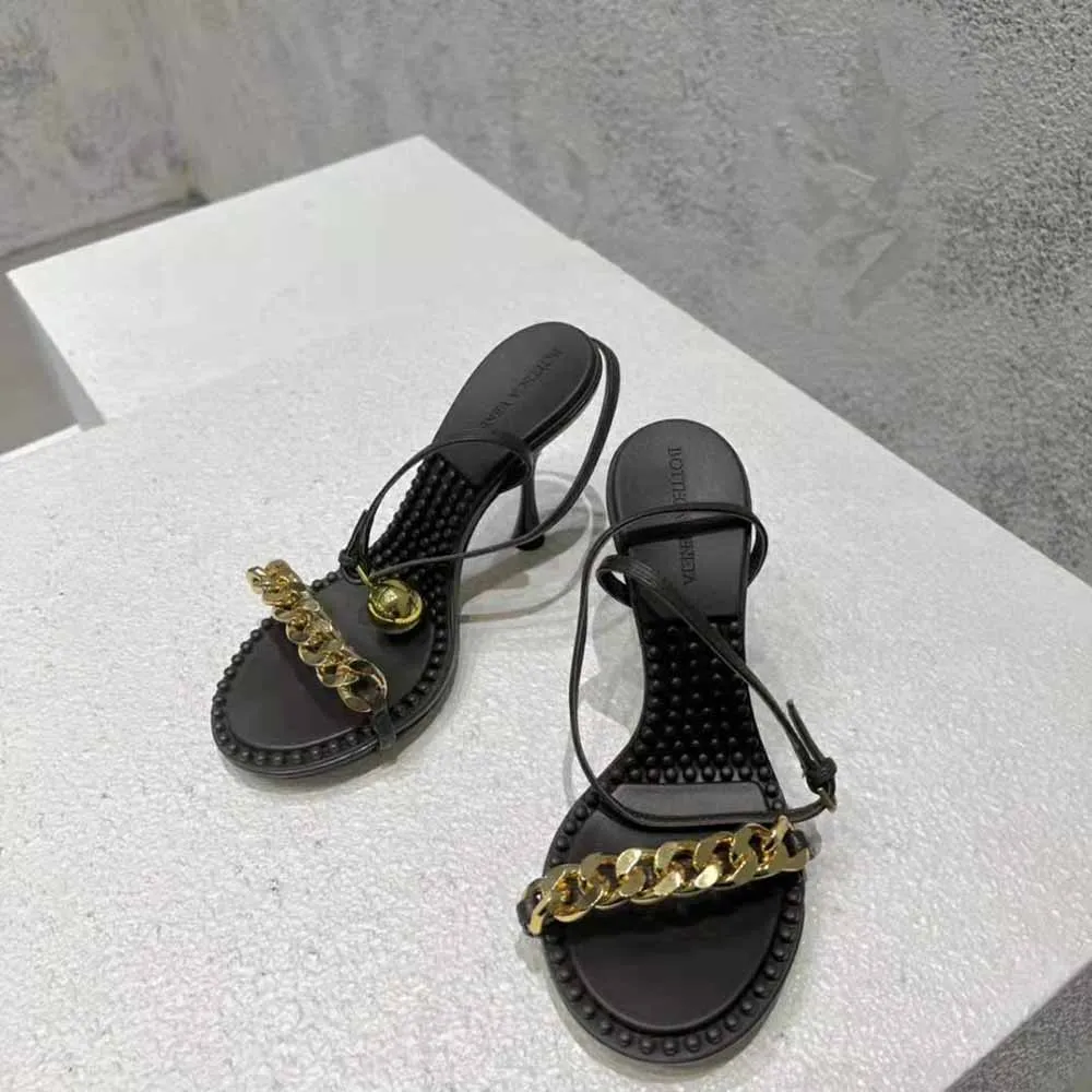 Bottega Veneta Sandalias de mujer de piel negra con lunares y tacón de 9 cm de altura