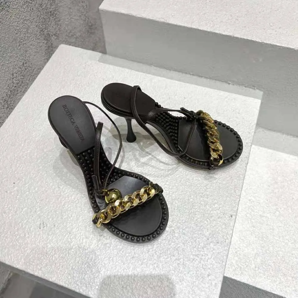 Bottega Veneta Sandalias de mujer de piel negra con lunares y tacón de 9 cm de altura