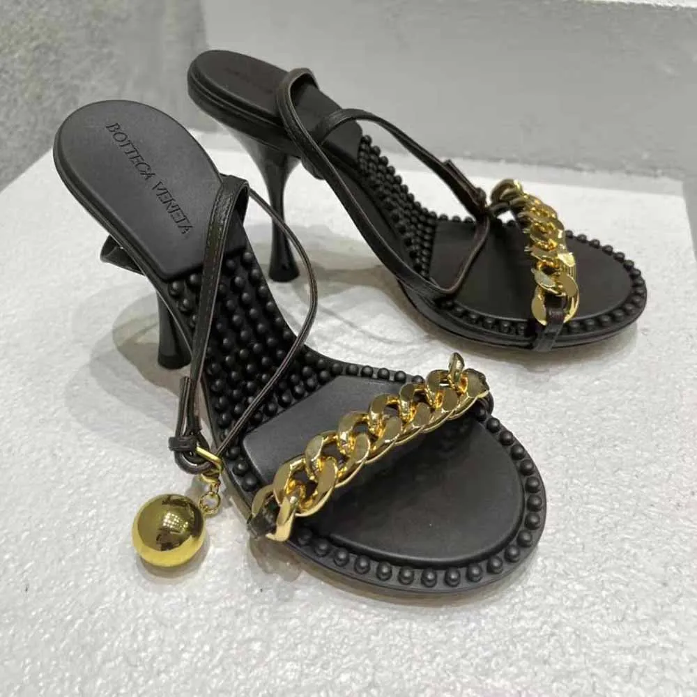 Bottega Veneta Sandalias de mujer de piel negra con lunares y tacón de 9 cm de altura