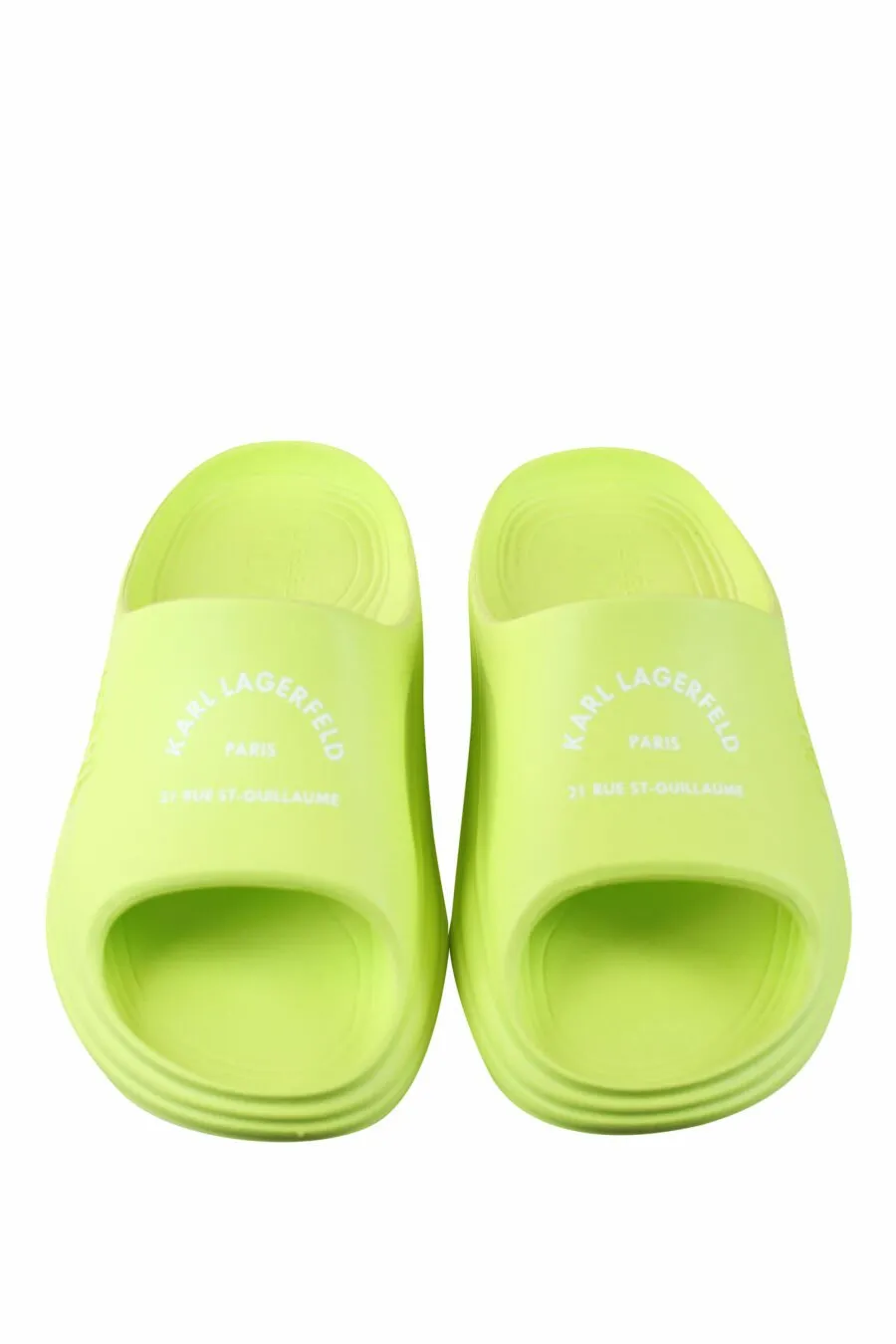 Chanclas verdes eco con logo monocromático