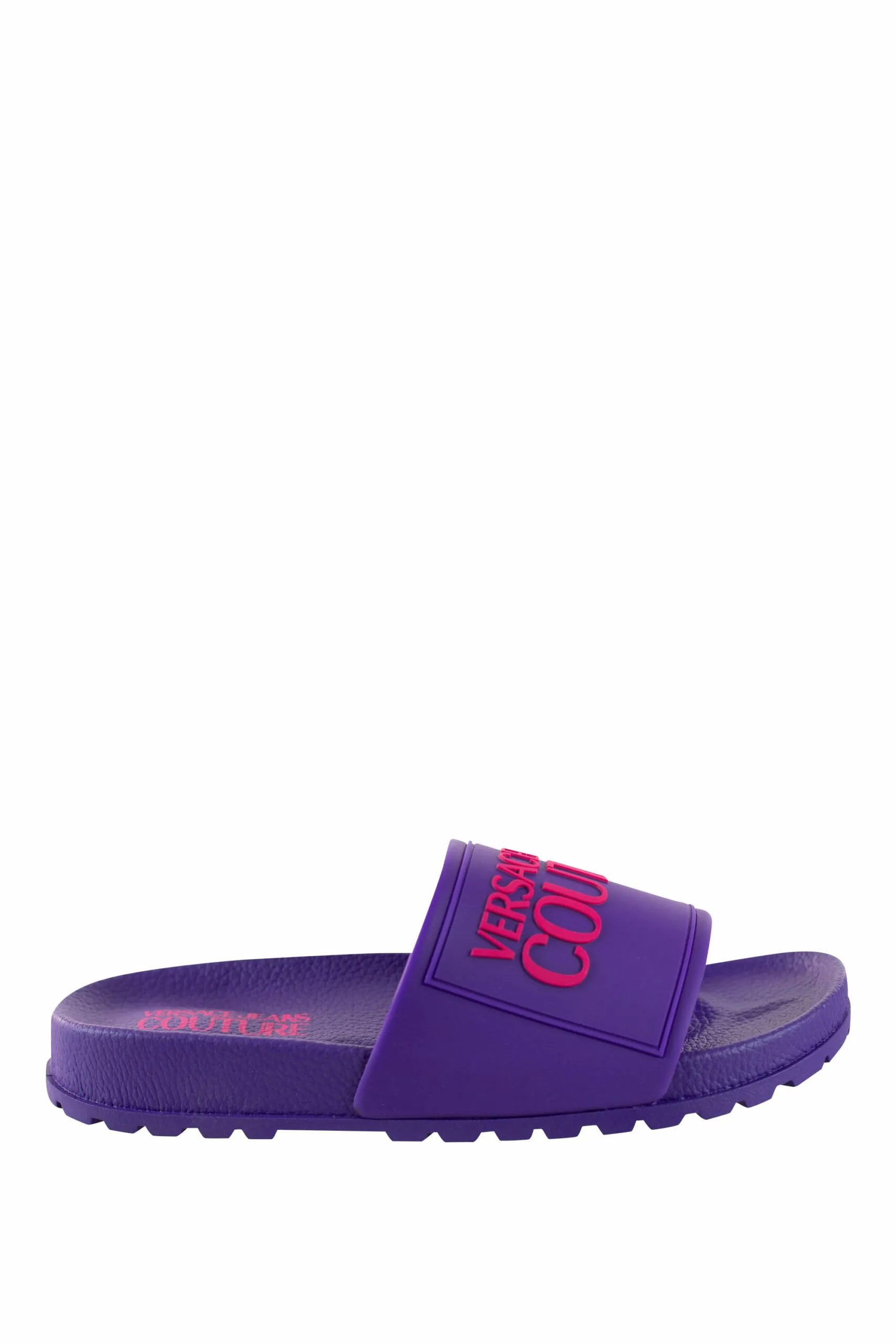 Chanclas violetas con logo y suela rugosa