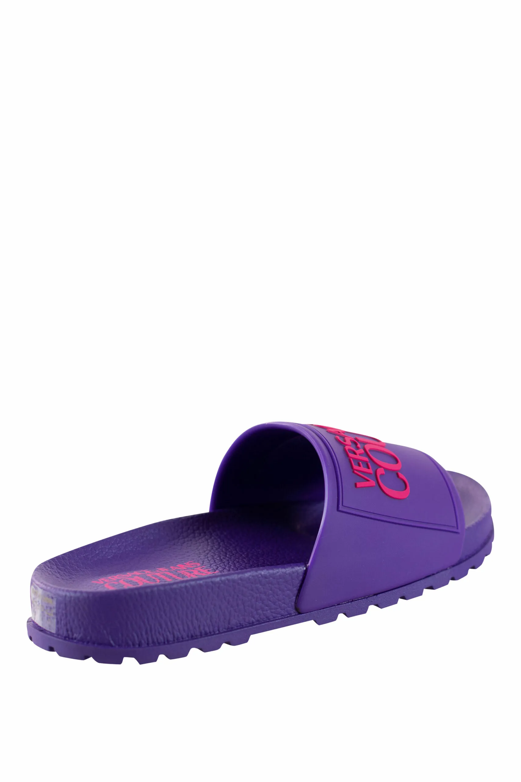 Chanclas violetas con logo y suela rugosa