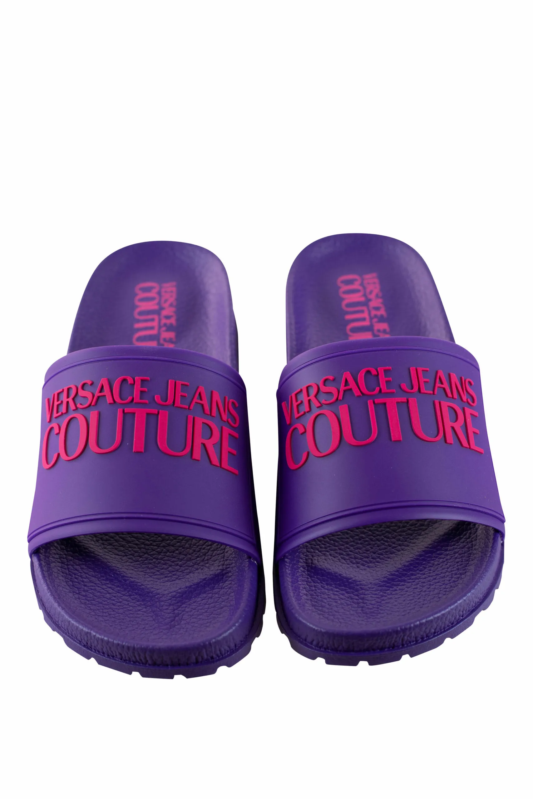 Chanclas violetas con logo y suela rugosa