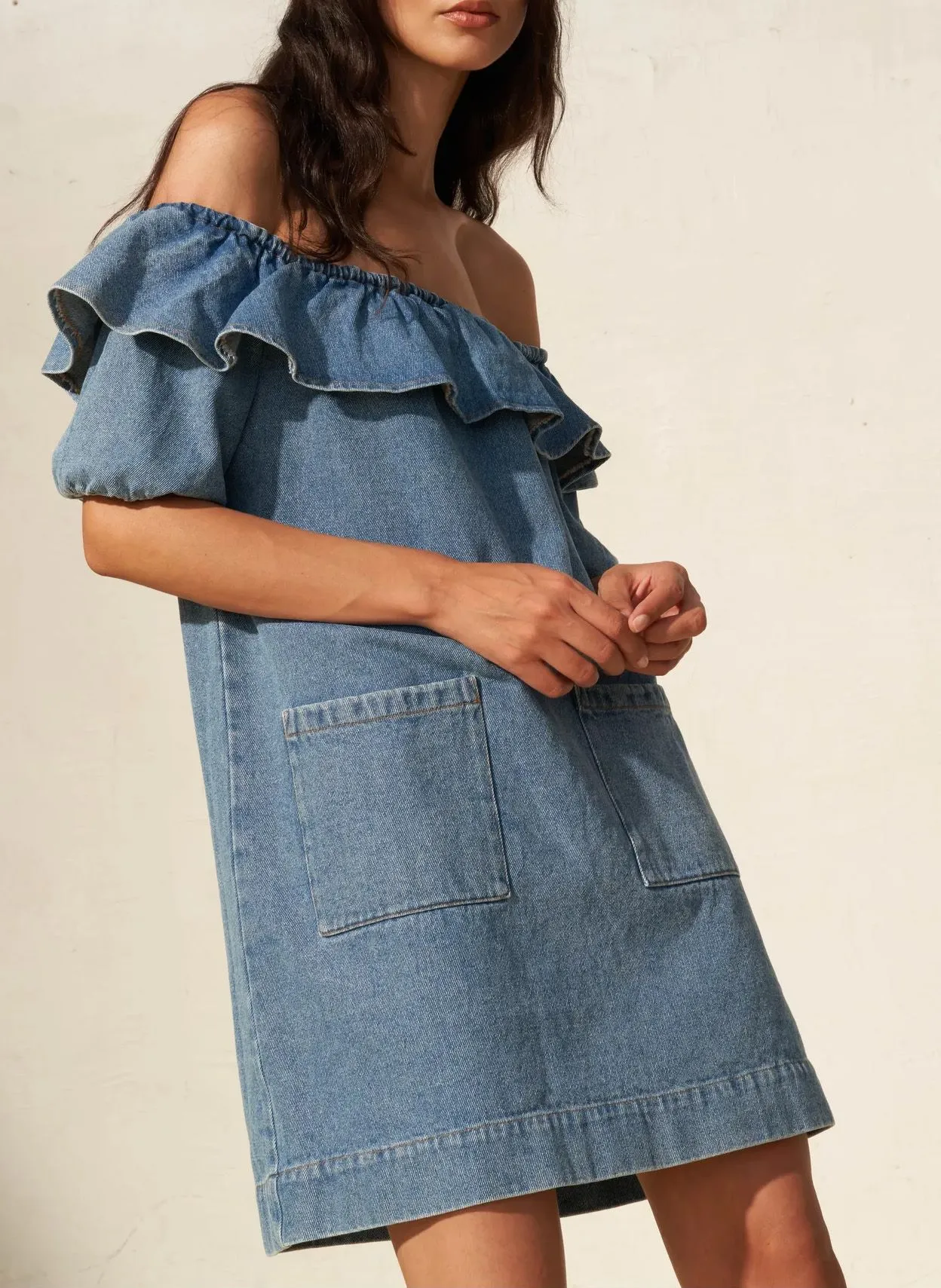 DALIA - Vestido corto con cuello bardot de denim de algodón en azul