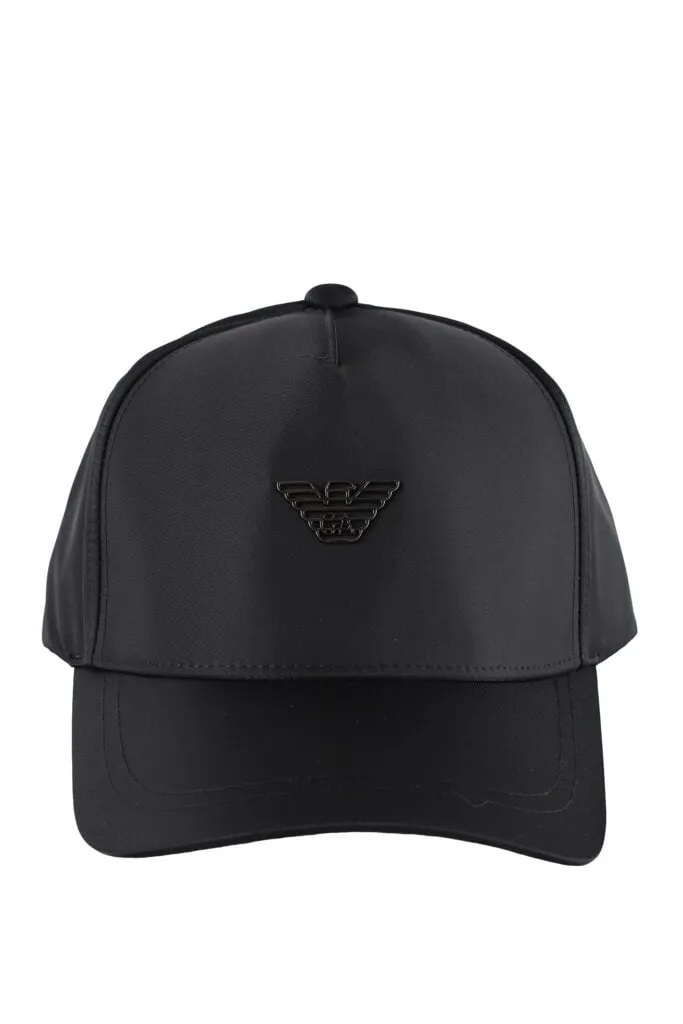 Gorra negra con logo águila en metal