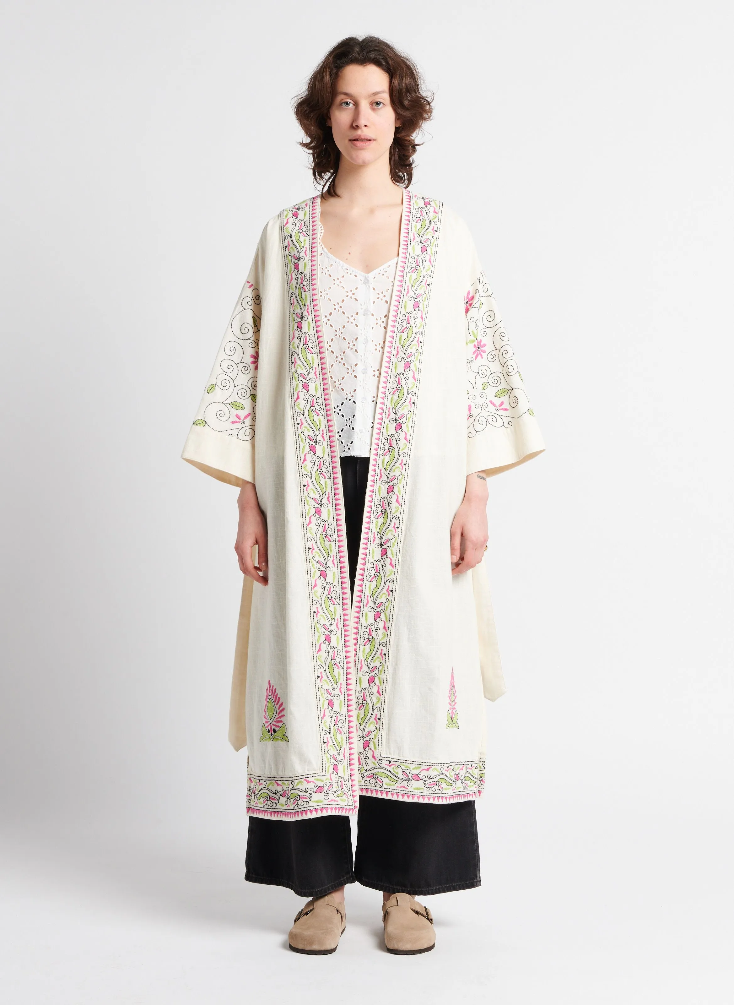 MAEVA - Kimono largo bordado de algodón en beige