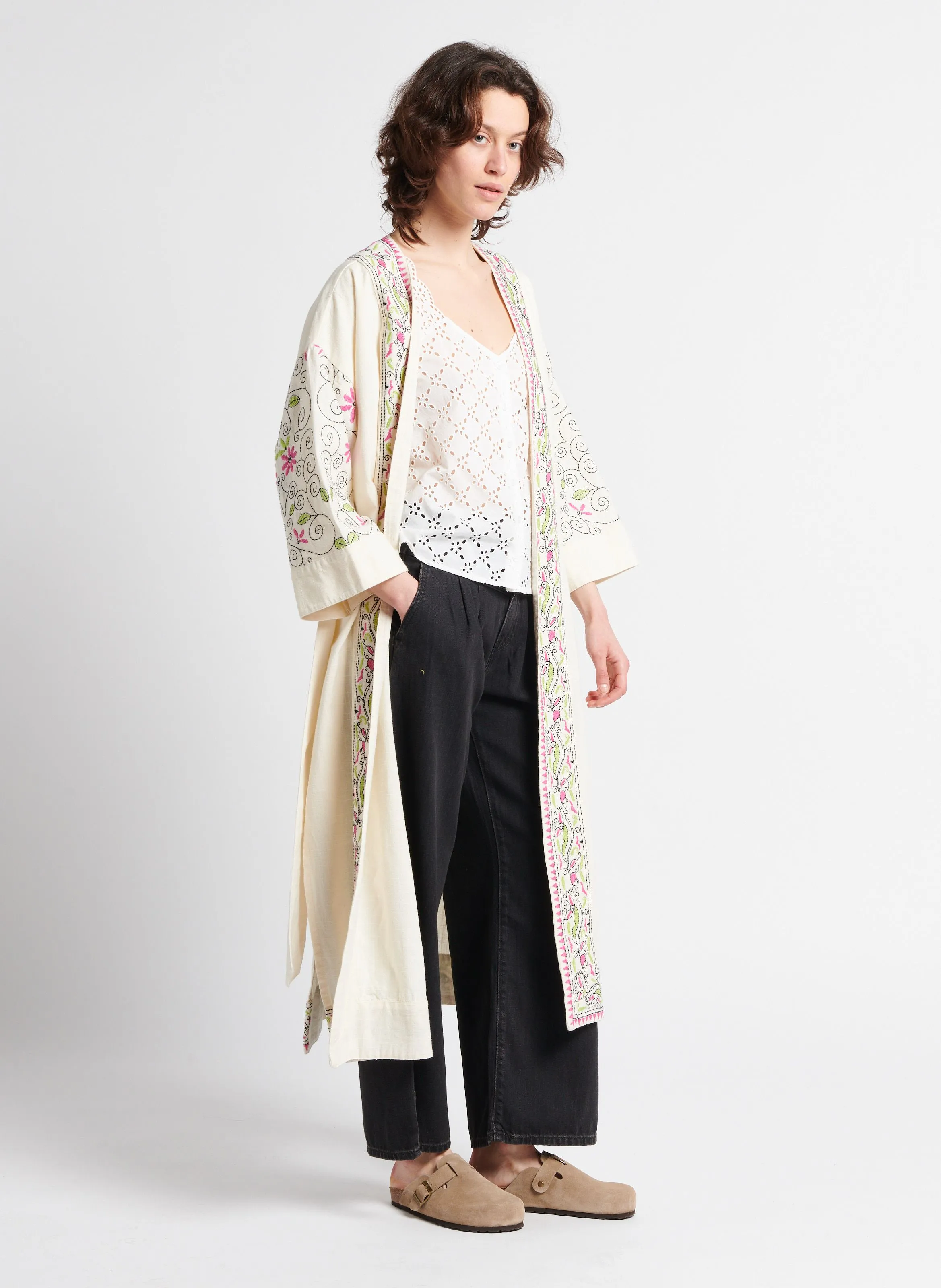 MAEVA - Kimono largo bordado de algodón en beige