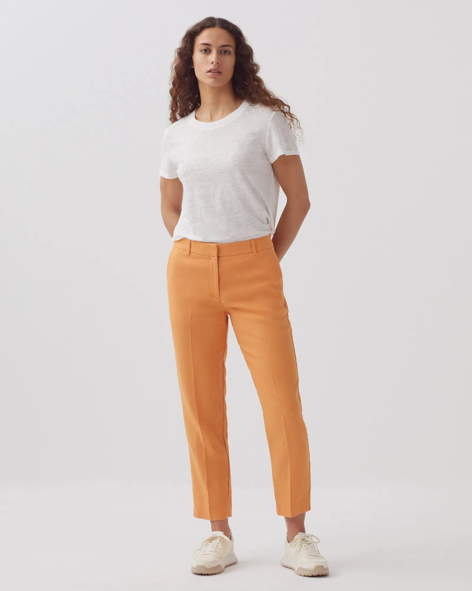 MARGUERITE - Pantalón cigarette de lino apricot tan