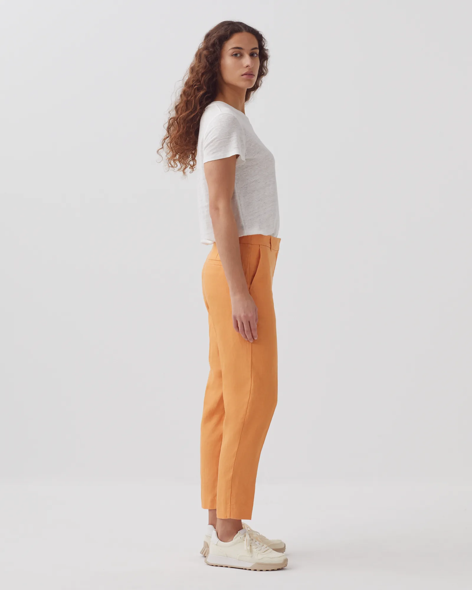 MARGUERITE - Pantalón cigarette de lino apricot tan