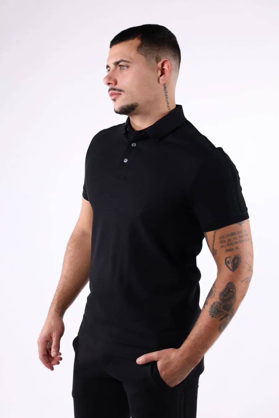 Polo negro de algodón con logo en franja en mangas