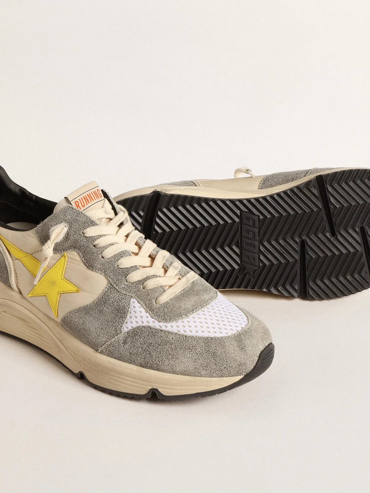 Running Sole de nailon beige y ante gris con estrella amarilla