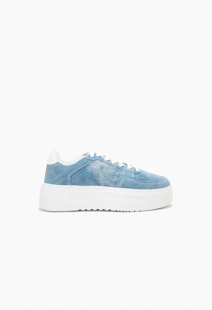 Tenis en denim con plataforma