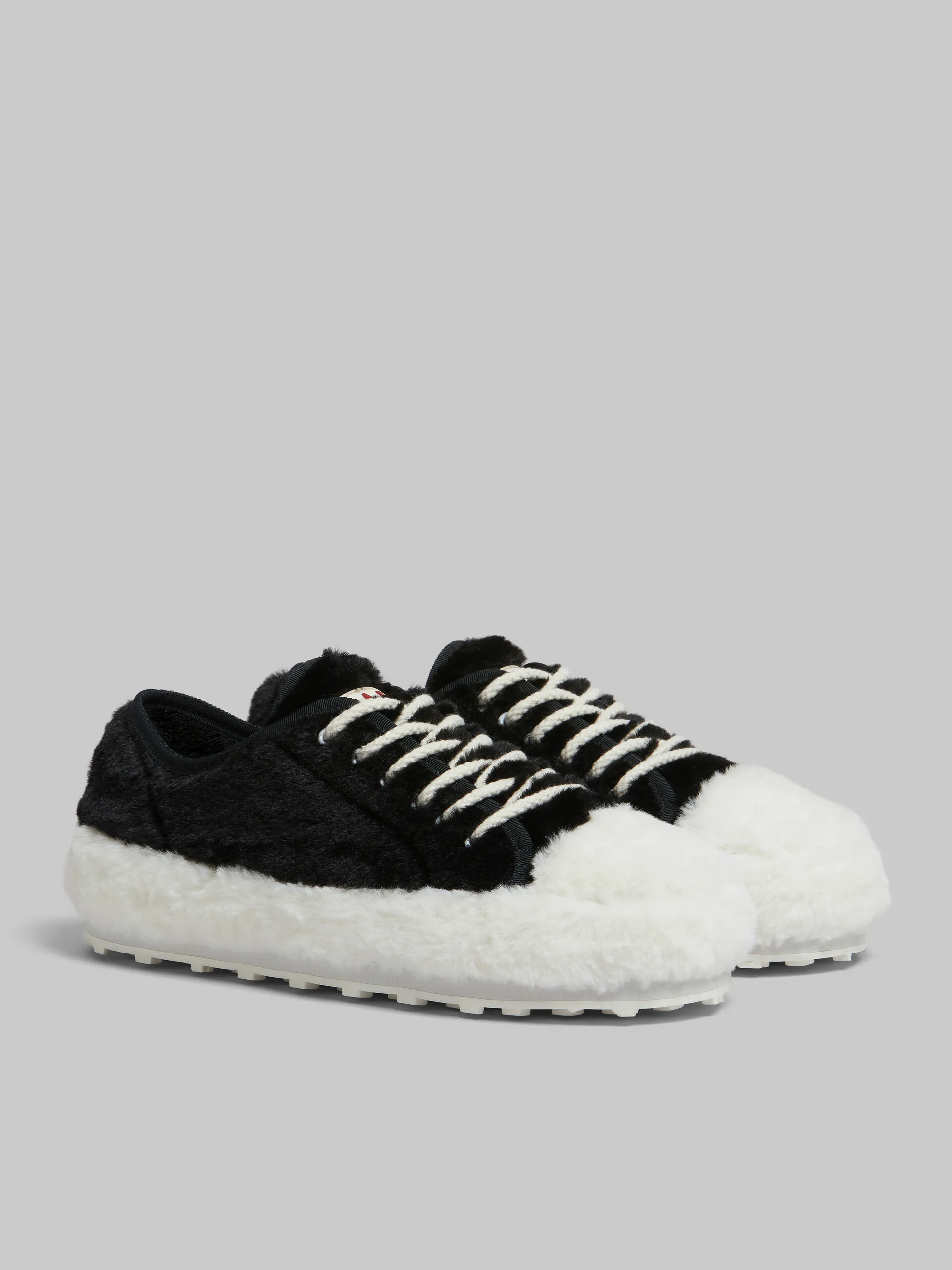 Zapatilla de tenis negra de peluche