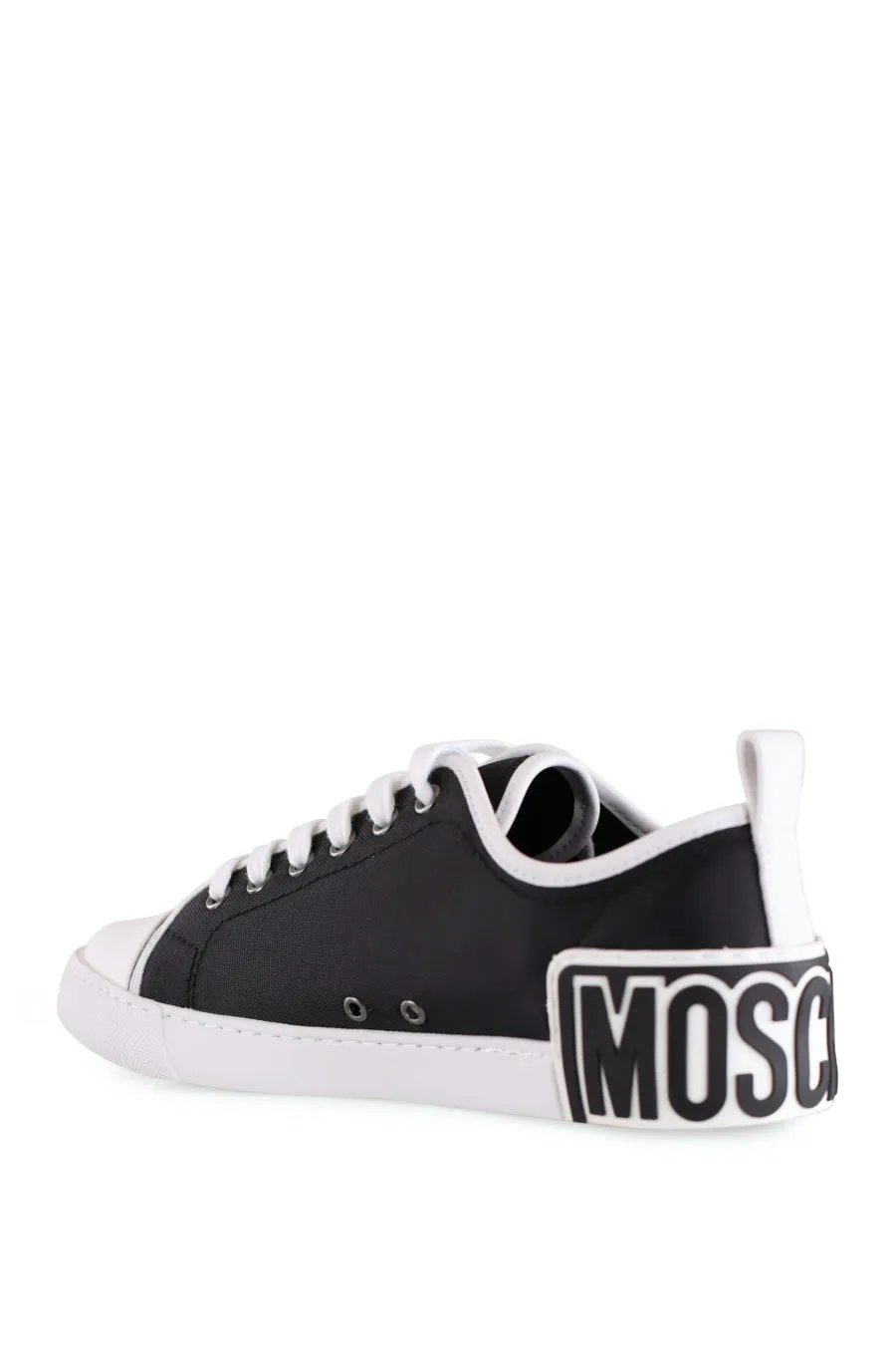 Zapatillas negras con borde blanco y logo