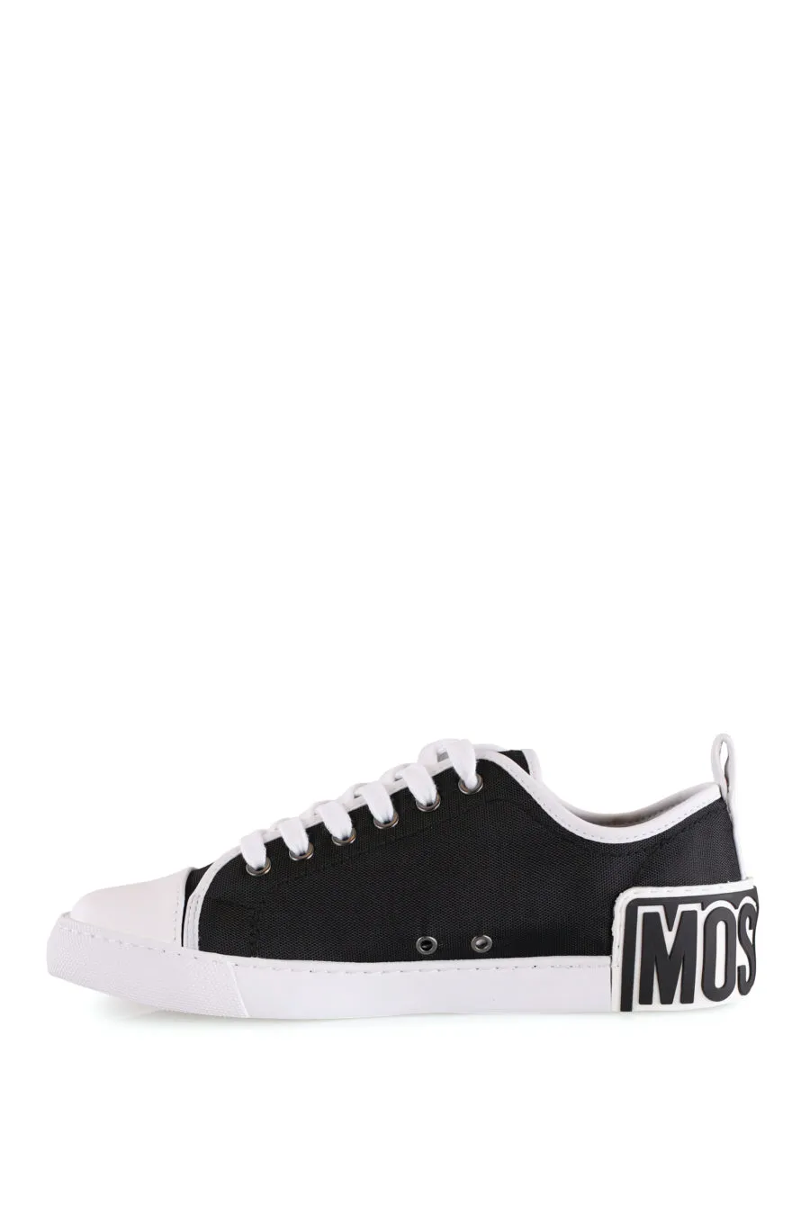 Zapatillas negras con borde blanco y logo