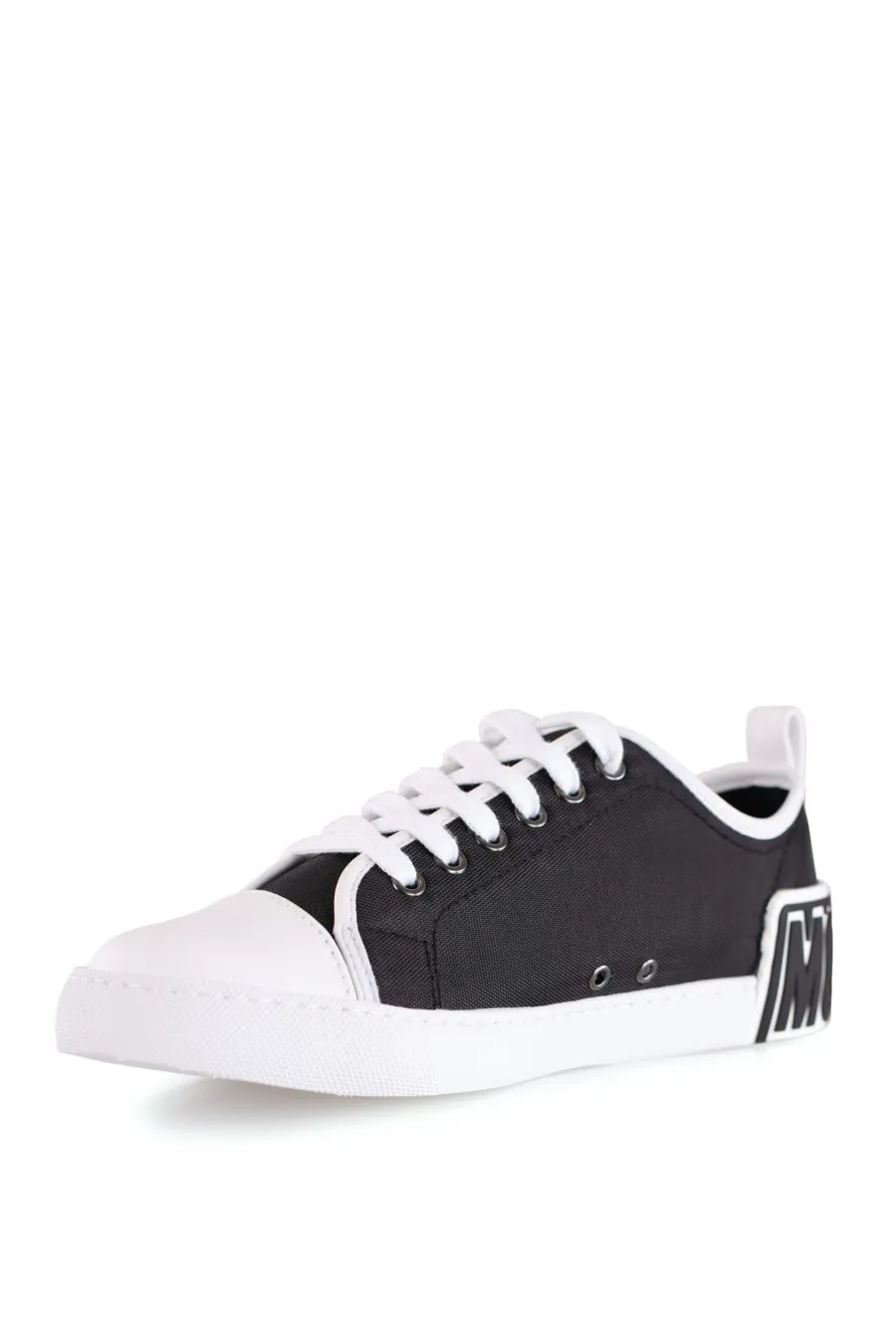 Zapatillas negras con borde blanco y logo