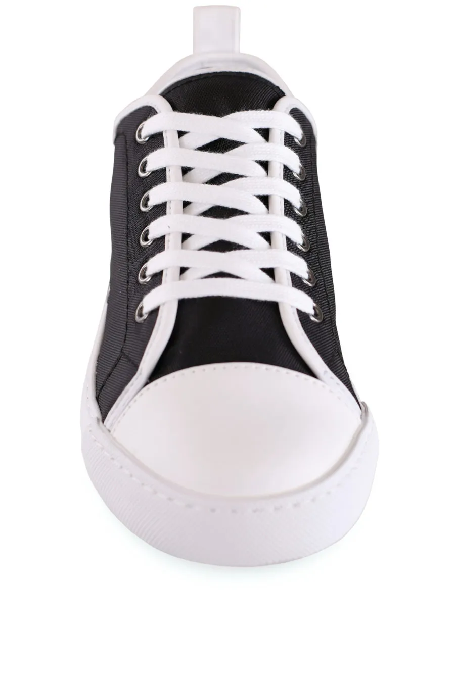 Zapatillas negras con borde blanco y logo