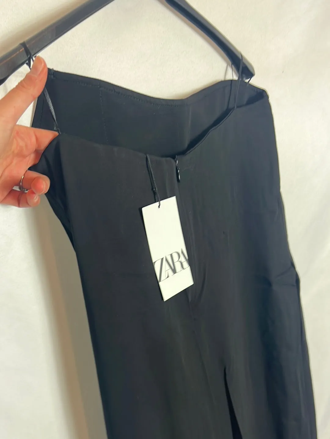 ZARA. Vestido negro largo palabra de honor detalle escote. T S